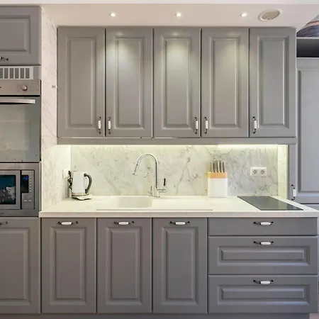 Апартаменты Cozystay - 1124 - 3-bedroom In The Heart Of With Terrace