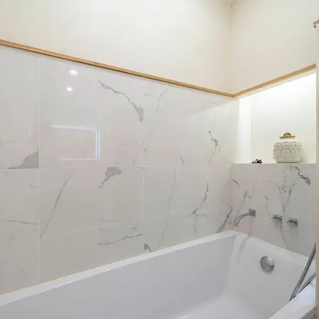 Апартаменты Cozystay - 1124 - 3-bedroom In The Heart Of With Terrace Канны