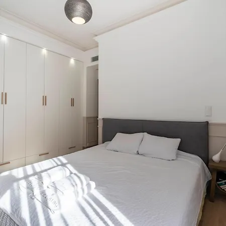 Апартаменты Cozystay - 1124 - 3-bedroom In The Heart Of With Terrace *