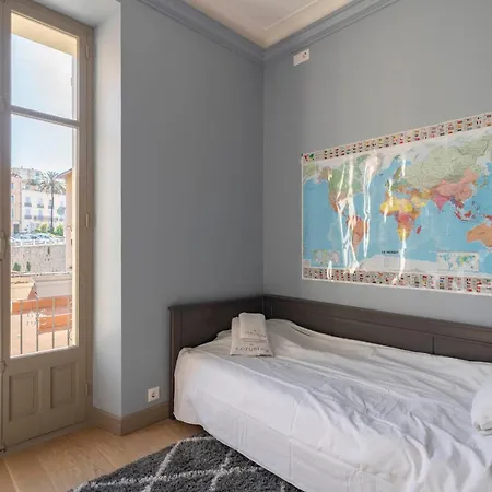 Апартаменты Cozystay - 1124 - 3-bedroom In The Heart Of With Terrace