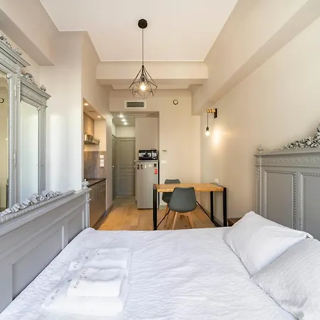 Cozystay - 1124 - 3-bedroom In The Heart Of With Terrace Апартаменты