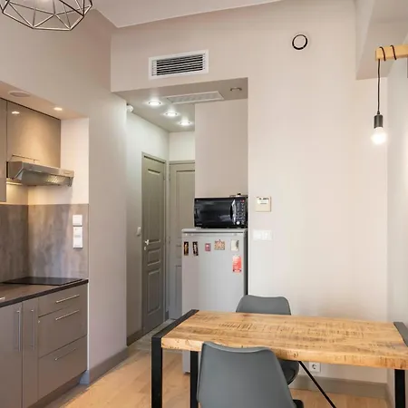Апартаменты Cozystay - 1124 - 3-bedroom In The Heart Of With Terrace