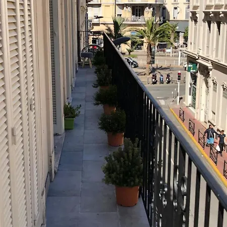 Апартаменты Cozystay - 1124 - 3-bedroom In The Heart Of With Terrace *